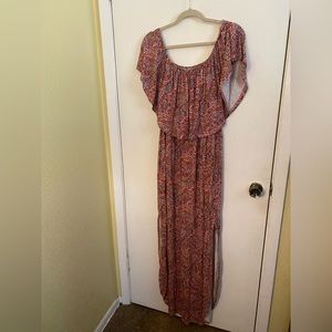 Women’s off the shoulder Ruffle Dress with side pockets and slits.